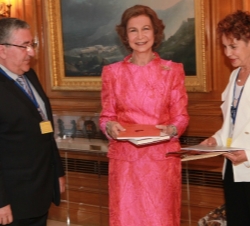 Su Majestad la Reina con un facsímil de la obra "Fragmentos cerámicos de Decelia" junto al Juan Manuel Martínez Valdueza de la Editorial CSE
